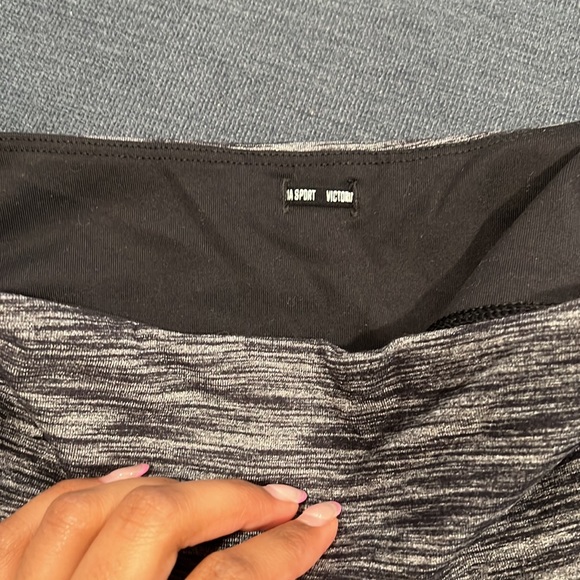 VS Zebra Print Capri Leggings - Picture 4 of 5